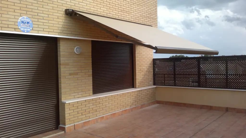 Toldos: Solução Eficiente para Proteção Contra Sol e Chuva