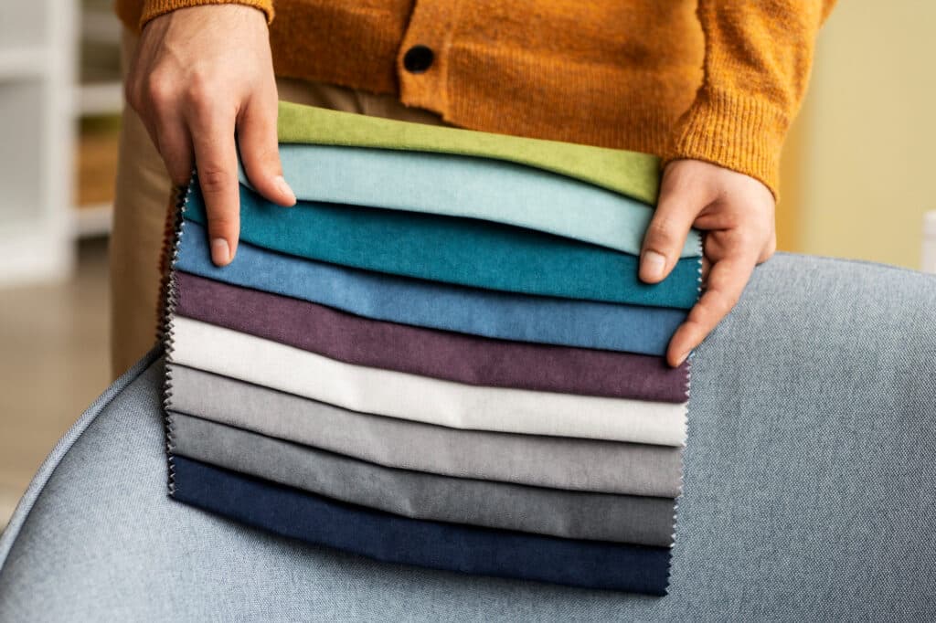 Tecidos para estofamento interno: como escolher entre toque, estrutura e acabamento