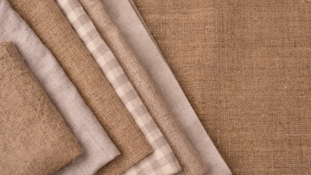 Tecidos para estofamento sofisticado: como escolher entre linho, bouclé, veludo e courvin 
